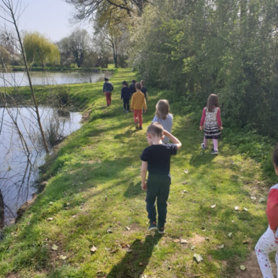 Chasse aux galets par les maternelles autour de l